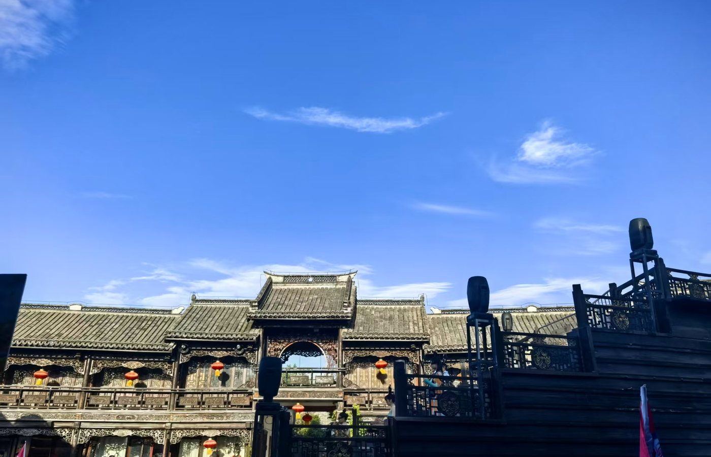 台儿庄古城城墙与城门,蓝天白云