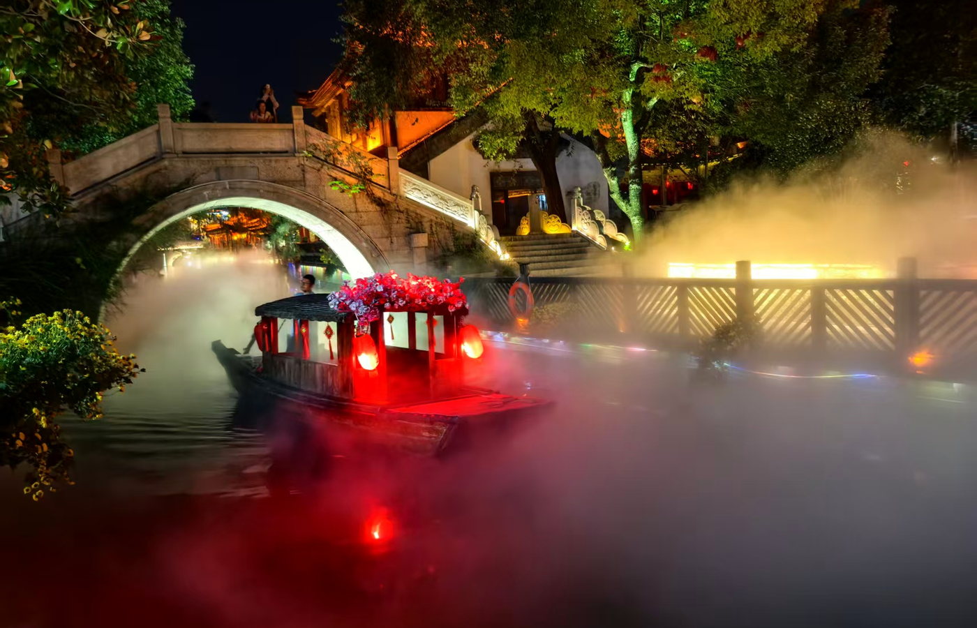 台儿庄古城夜游摇橹船