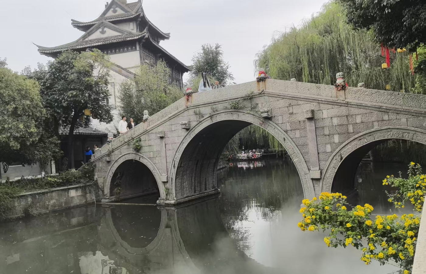 台儿庄古城水巷石桥与垂柳