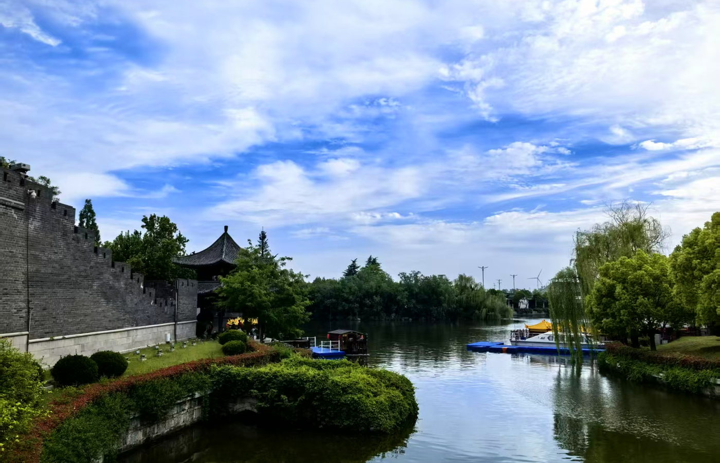 台儿庄古城运河边城墙与绿树