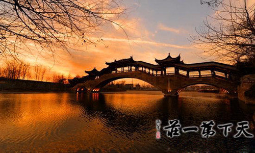 晚霞下的台儿庄古城步云廊桥